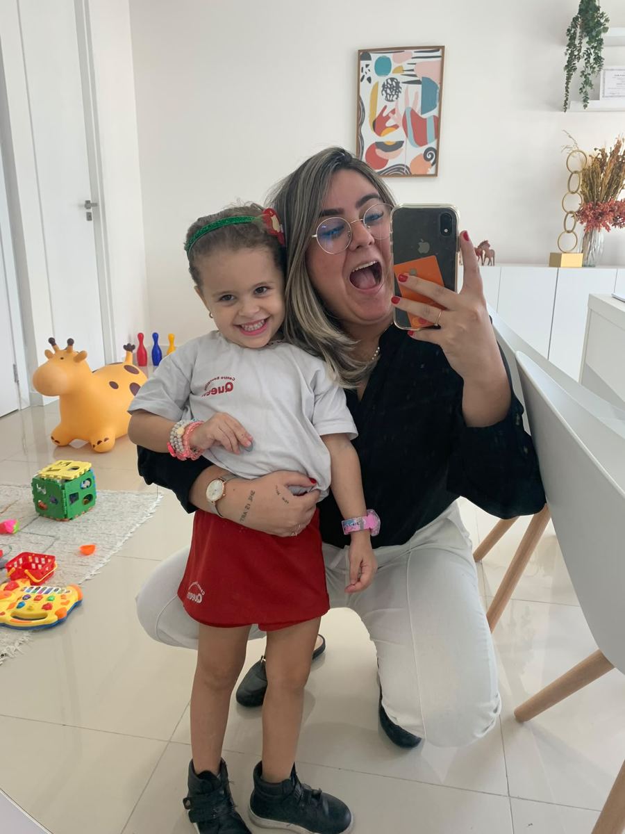 Fonoaudióloga e paciente sorrindo juntas