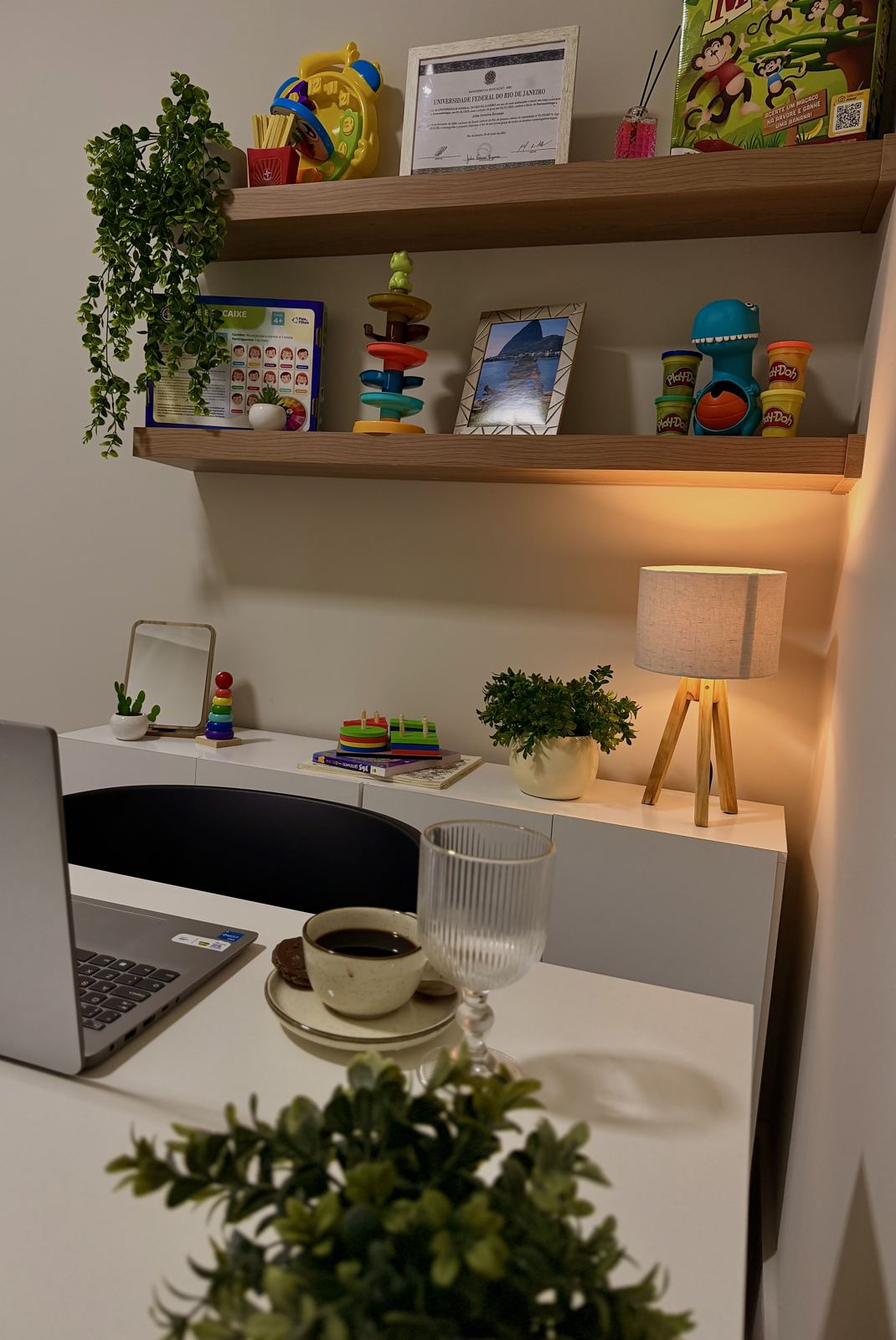 Mesa de atendimento com prateleiras e luminária