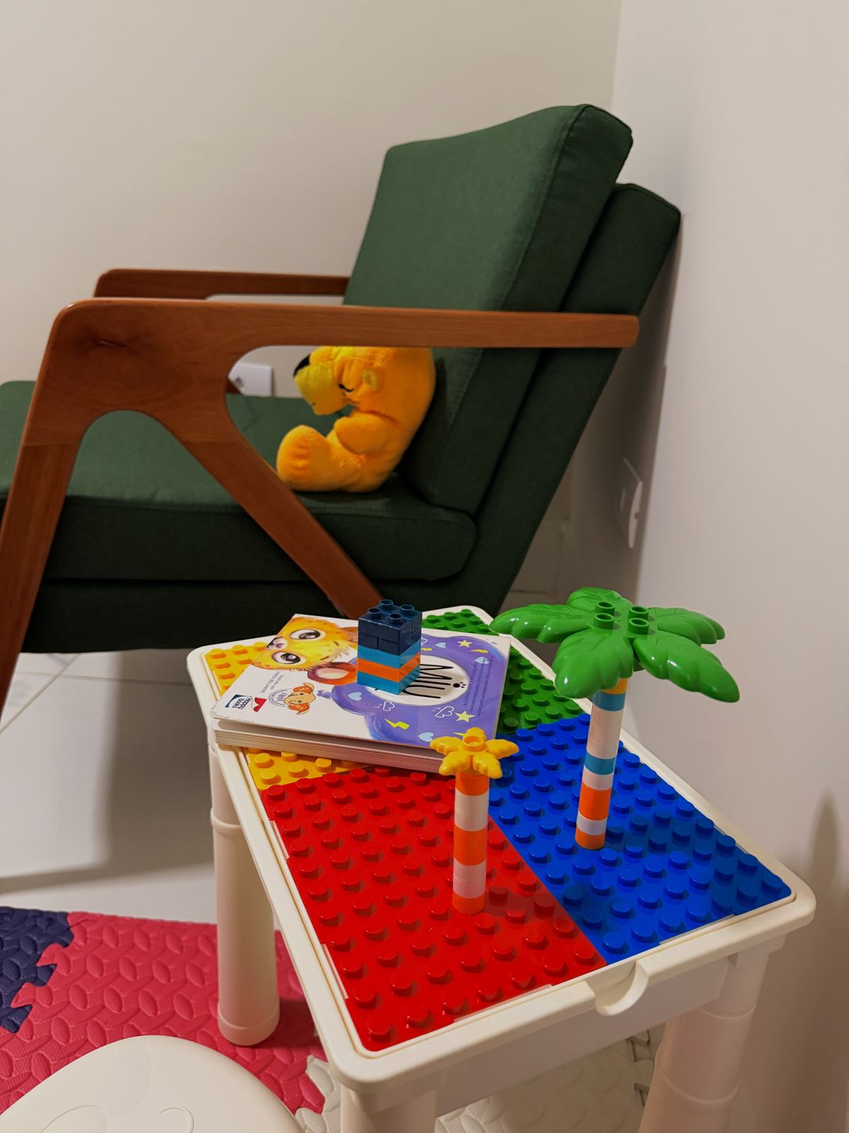 Mesa de atividades com blocos de montar